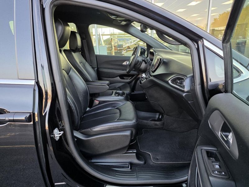 Used 2025 Chrysler Pacifica Select