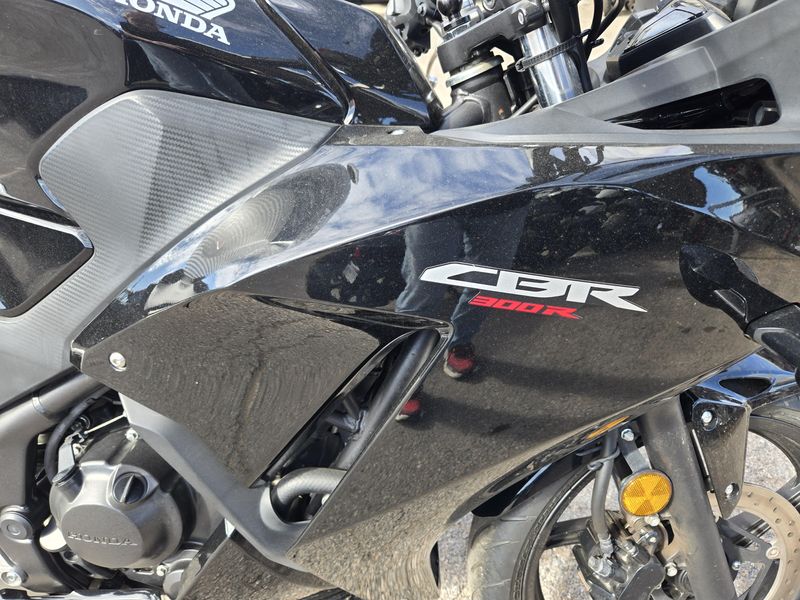USED 2015 HONDA CBR 300R Image 7