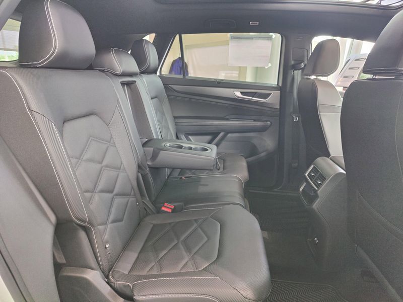 2025 Volkswagen Atlas Cross Sport SE AWD w/Technology/SunroofImage 16