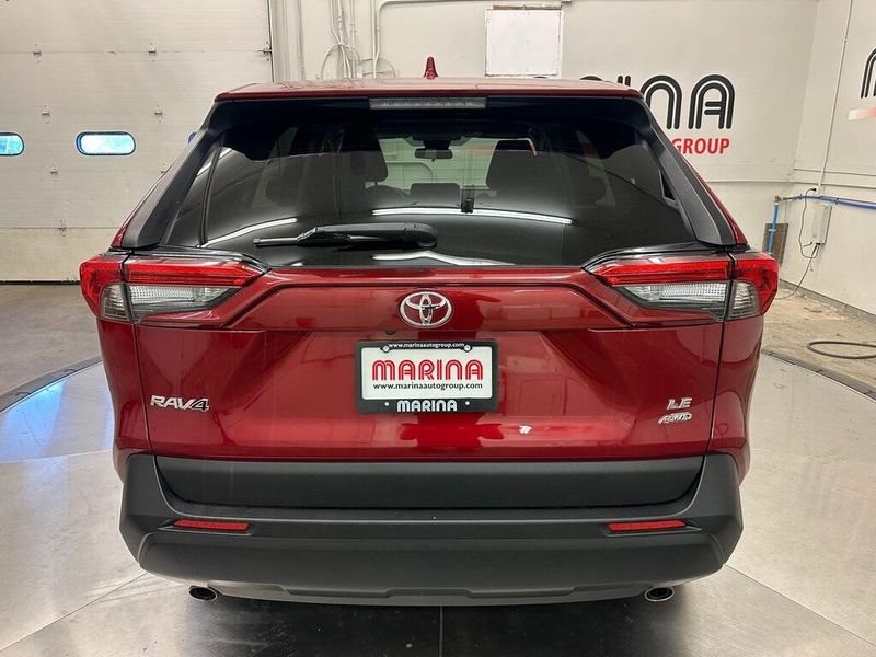 2022 Toyota RAV4 LE photo 6