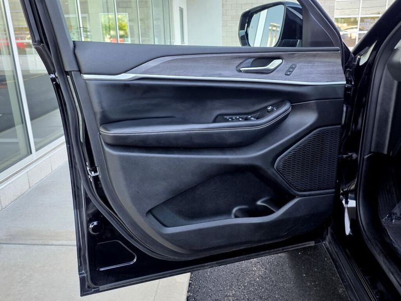 Used 2023 Jeep Grand Cherokee Limited