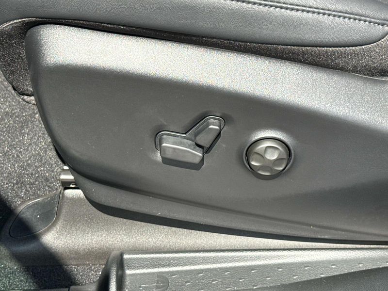 New 2027 Chrysler Pacifica Select Awd