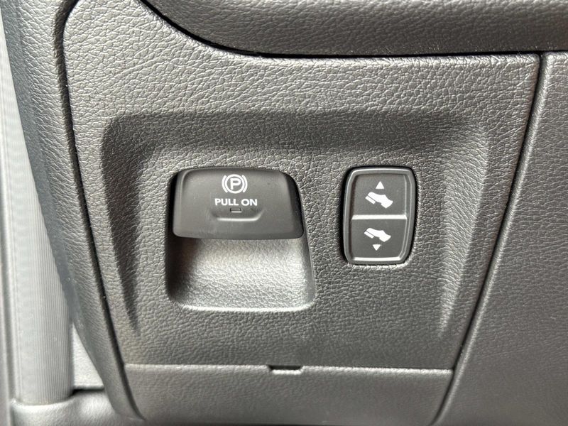 New 2026 RAM 1500 Laramie Crew Cab 4x2 5'7' Box