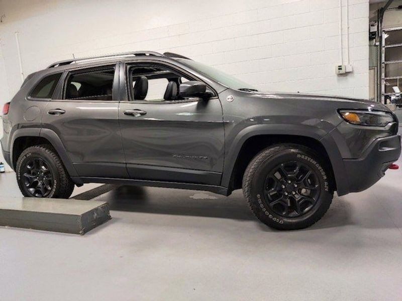 2019 Jeep Cherokee TRAILHAWK 4X4 V6 W/SUNROOF in a Granite Crystal Metallic Clear Coat exterior color. Schmelz Countryside SAAB (888) 558-1064 stpaulsaab.com 