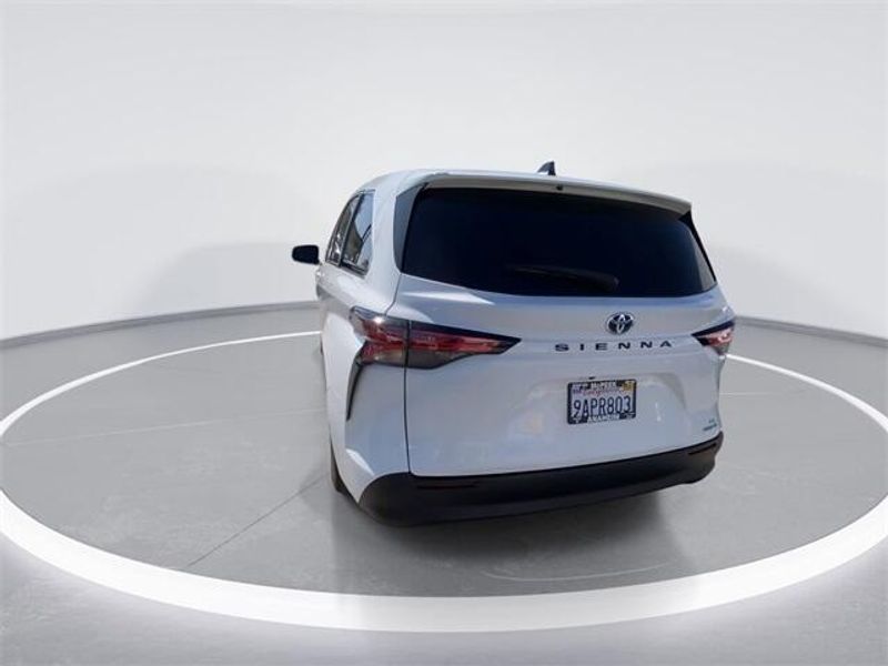 2021 Toyota Sienna LEImage 7