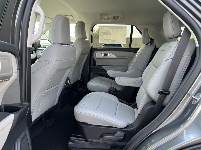 2025 Ford Explorer photo 37