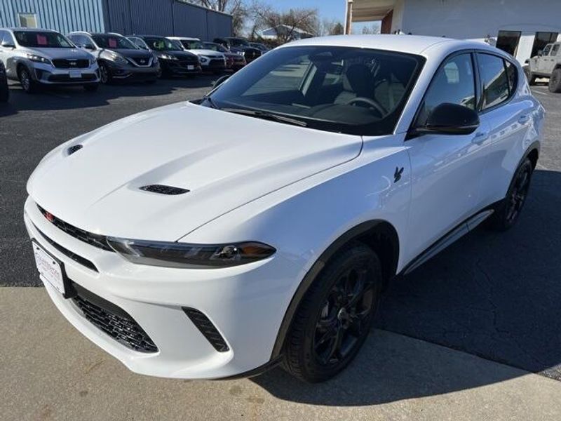 2024 Dodge Hornet R/T Eawd in a Q Ball exterior color and Blackinterior. Lakeshore CDJR Seaford 302-213-6058 lakeshorecdjr.com 