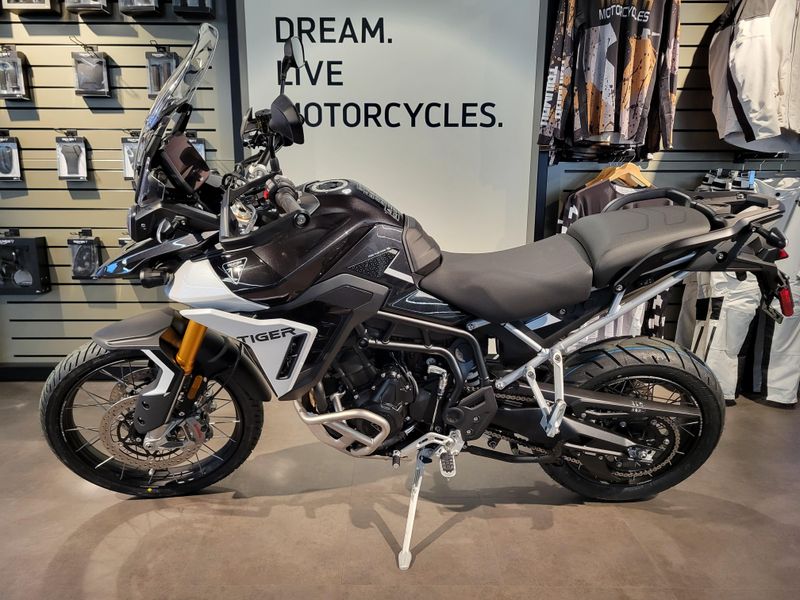 2024 Triumph Tiger 900 RALLY PRO Carbon Black / Sapphire Black 