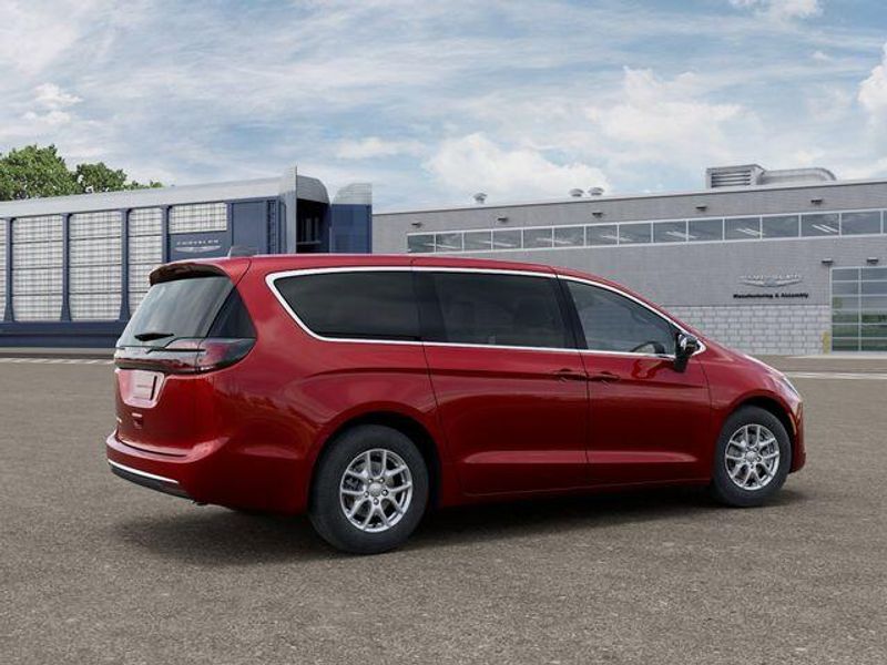 New 2027 Chrysler Pacifica SelectImage 4