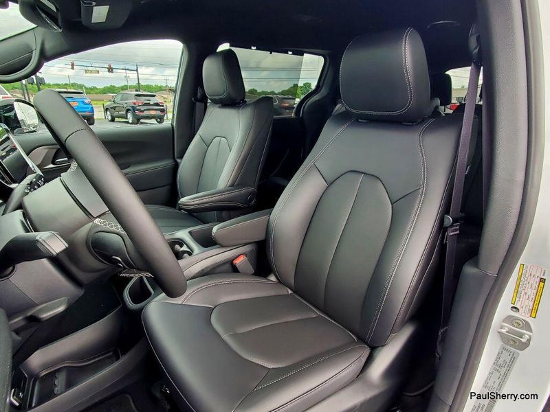 New 2025 Chrysler Pacifica SelectImage 23