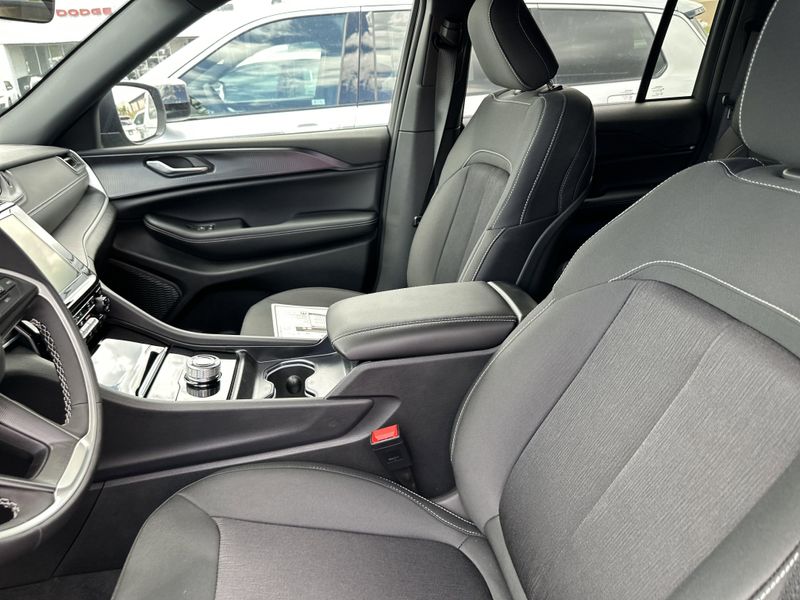 New 2025 Jeep Grand Cherokee Laredo X 4x4Image 21