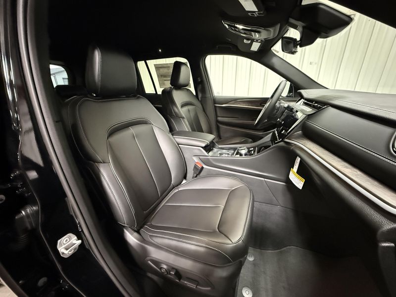 New 2027 Jeep Grand Cherokee Limited 4x4Image 12