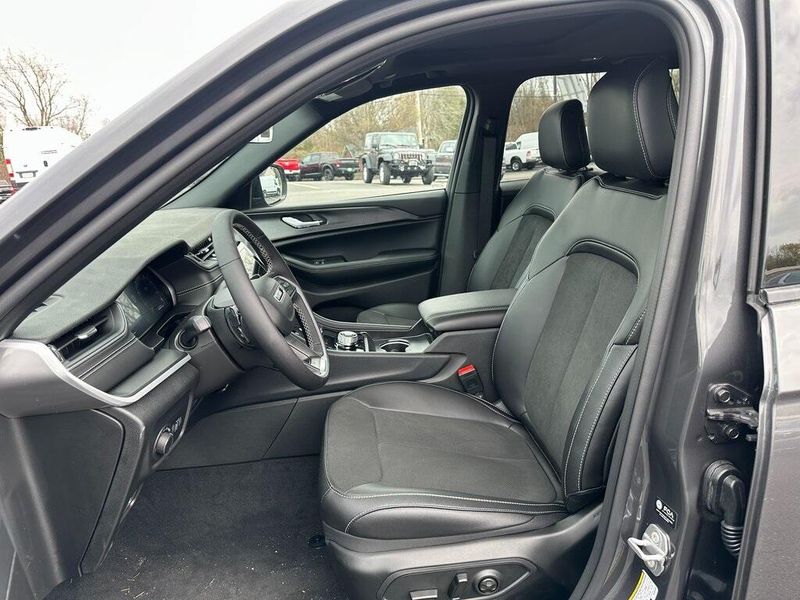 2025 Jeep Grand Cherokee Altitude X 4x4Image 12
