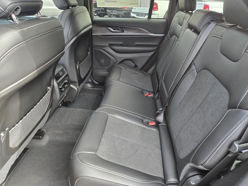 New 2026 Jeep Grand Cherokee Laredo Altitude 4x2