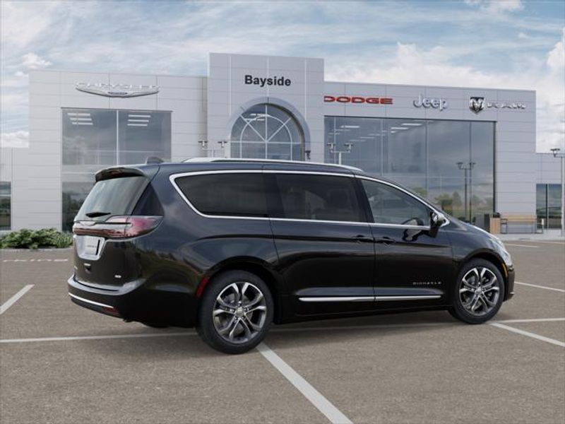 2026 Chrysler Pacifica Pinnacle photo 4