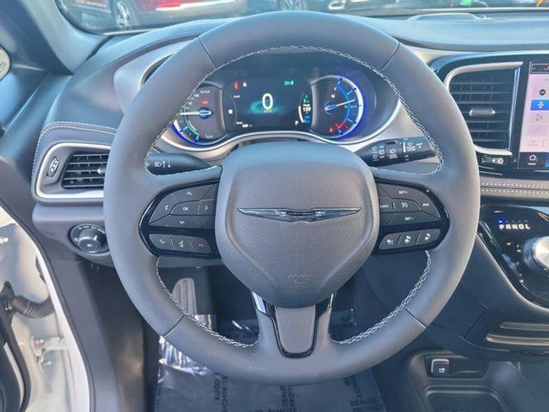 New 2023 Chrysler Pacifica Plug-in Hybrid Touring L