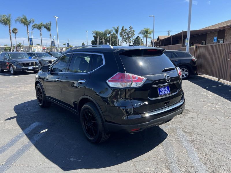 2016 Nissan Rogue SVImage 2