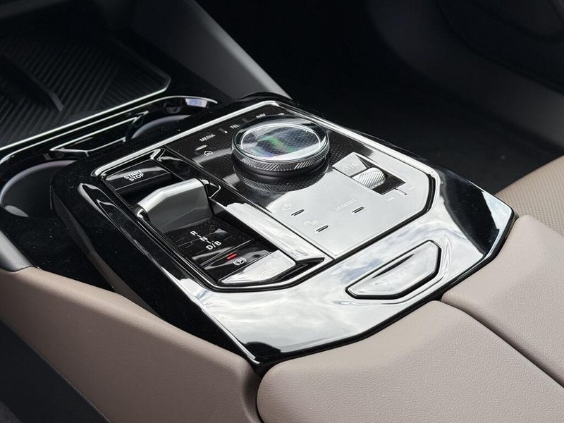 2025 BMW i5 eDrive40Image 26