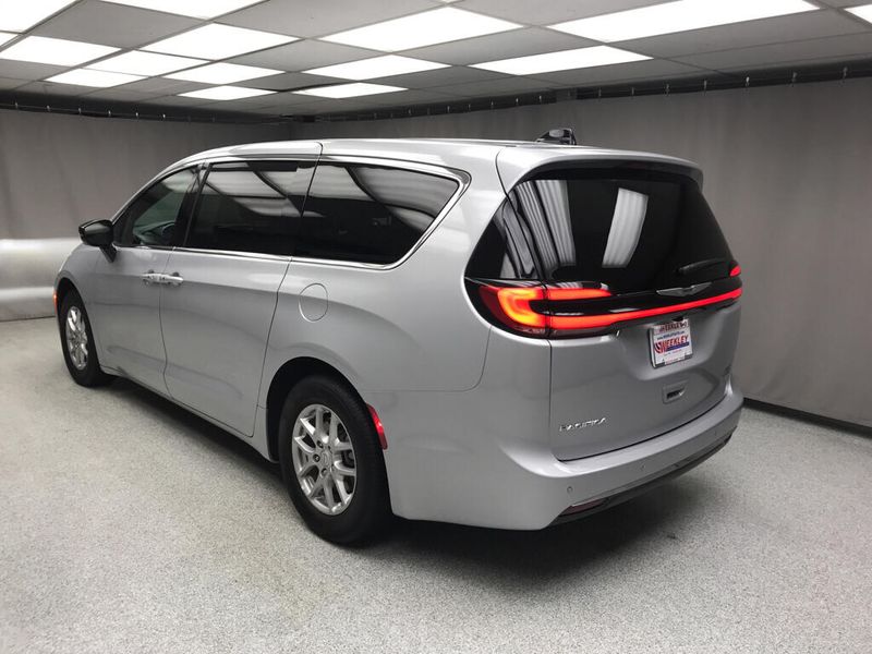 Used 2026 Chrysler Pacifica SelectImage 2