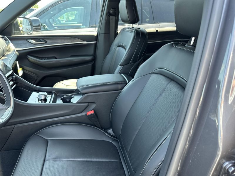 New 2025 Jeep Grand Cherokee L Limited 4x4Image 25