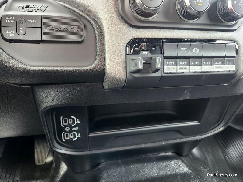 2024 RAM 5500 Tradesman Chassis Crew Cab 4x4 84