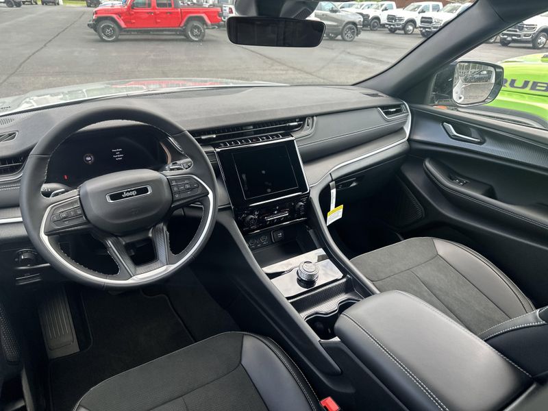 2025 Jeep Grand Cherokee Altitude X 4x4Image 18