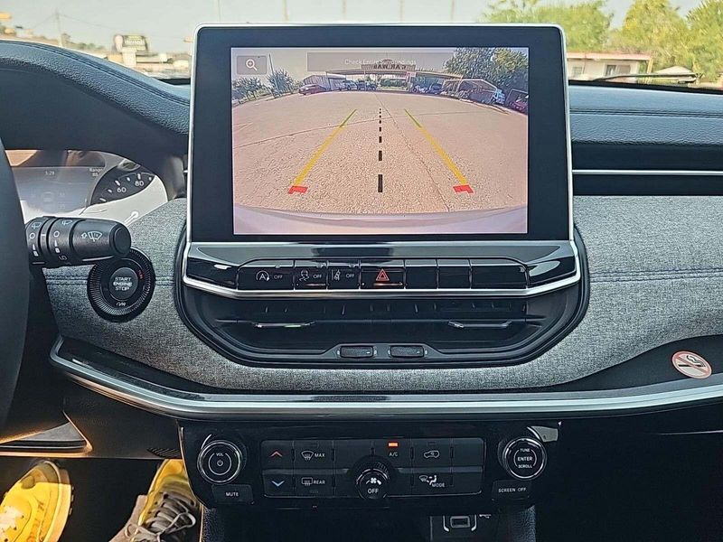 2024 Jeep Compass Latitude photo 3
