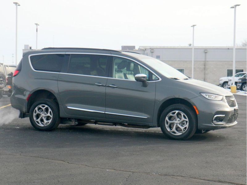 2022 Chrysler Pacifica Touring LImage 7