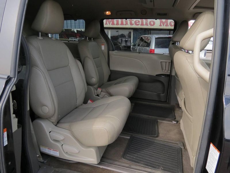 Used 2017 Toyota Sienna XLE Premium 7 Passenger AWD 4dr Mini VanImage 8