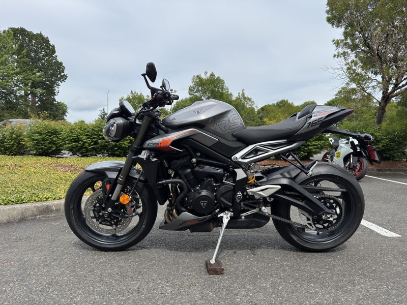 2025 Triumph Street Triple 765 RS - SILVER ICE 