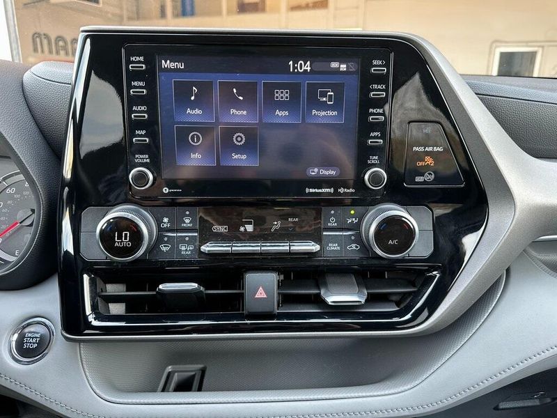 2022 Toyota Highlander LEImage 6