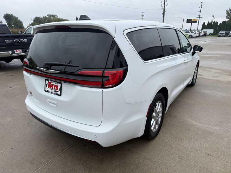 Used 2024 Chrysler Pacifica Touring LImage 35