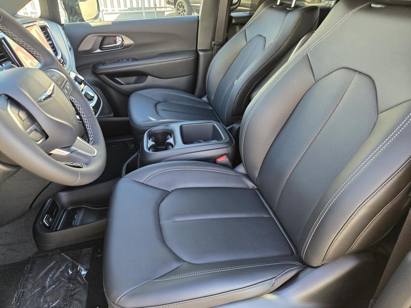 New 2026 Chrysler Pacifica Select FWD