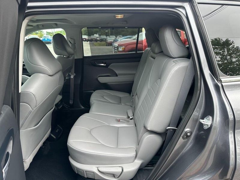 2021 Toyota Highlander XLE photo 18