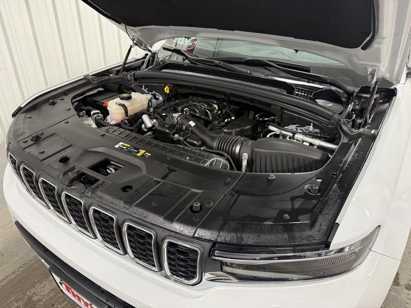 Used 2024 Jeep Grand Cherokee L LaredoImage 21