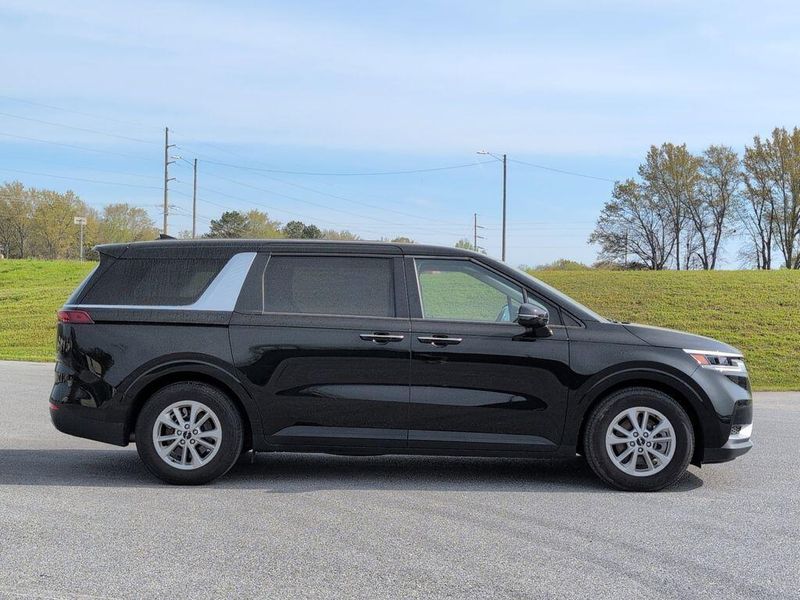 2024 Kia Carnival LXImage 2