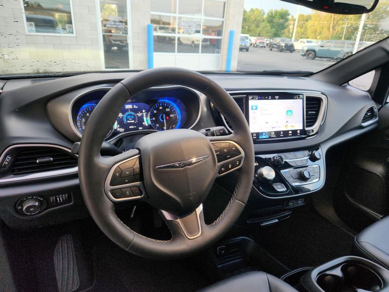 Used 2025 Chrysler Pacifica Select