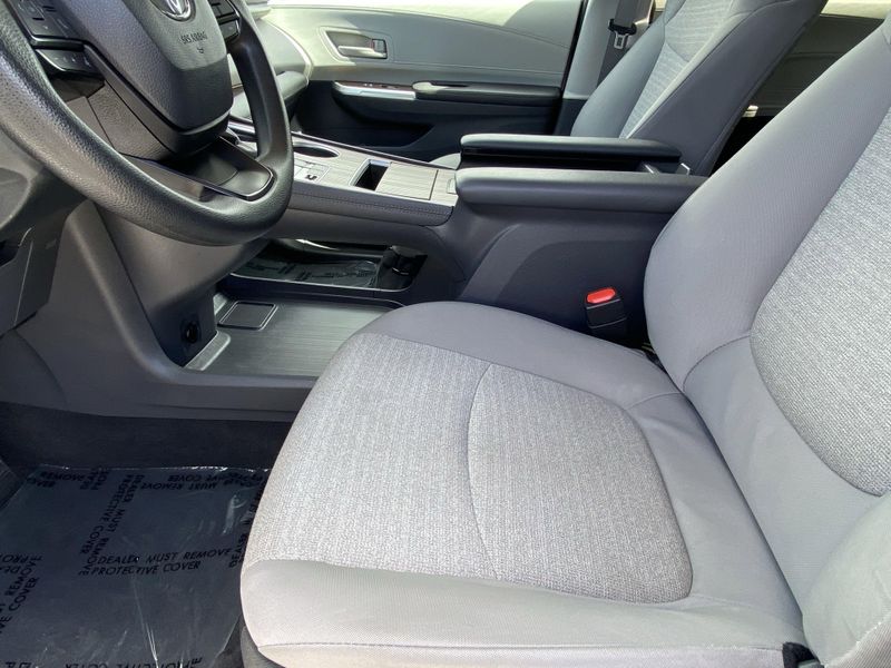 2024 Toyota Sienna LEImage 18