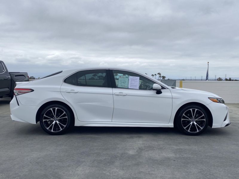 2018 Toyota Camry SEImage 3