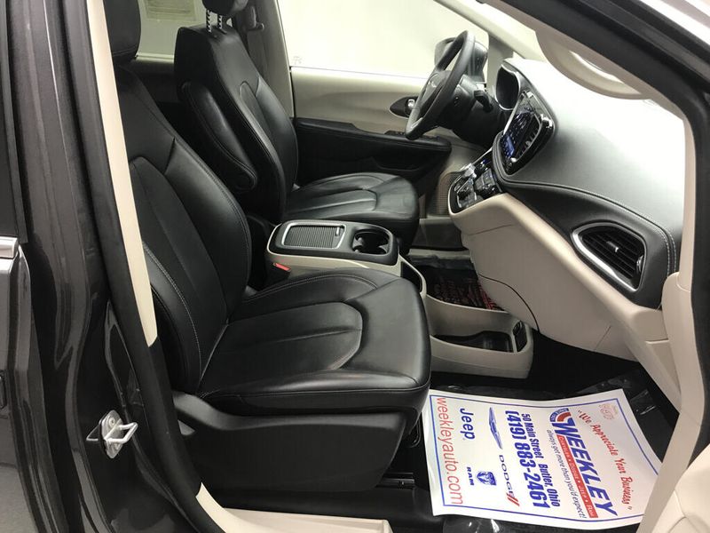 Used 2023 Chrysler Pacifica Touring LImage 19
