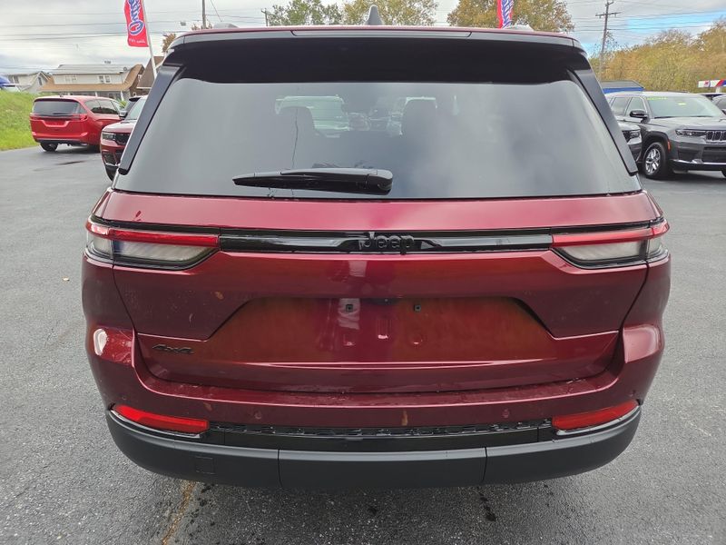 2025 Jeep Grand Cherokee Altitude photo 3