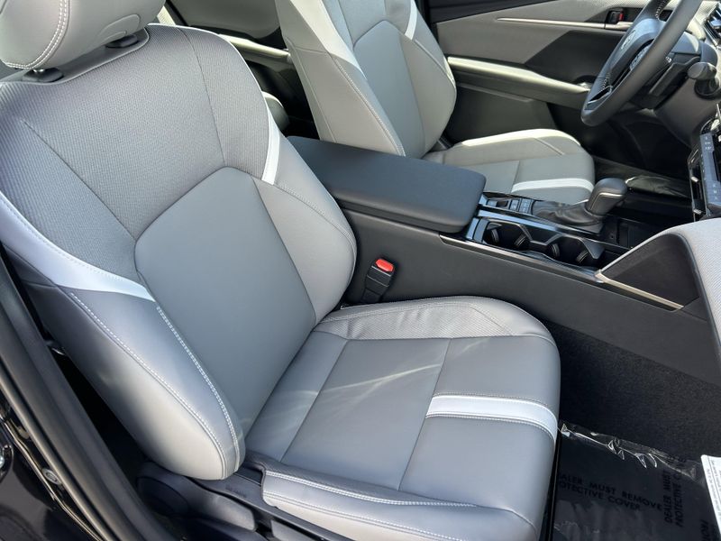 2025 Toyota Camry SEImage 11