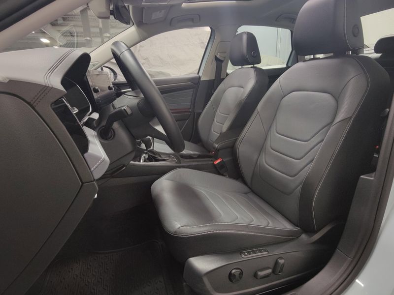 Used 2025 Volkswagen Jetta SEL w/Sunroof & NavImage 15