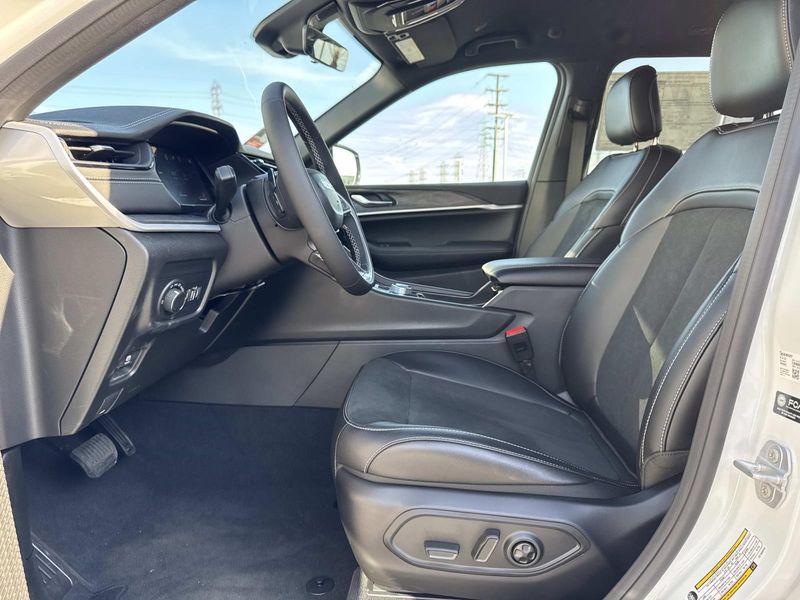 New 2026 Jeep Grand Cherokee Laredo Altitude 4x4