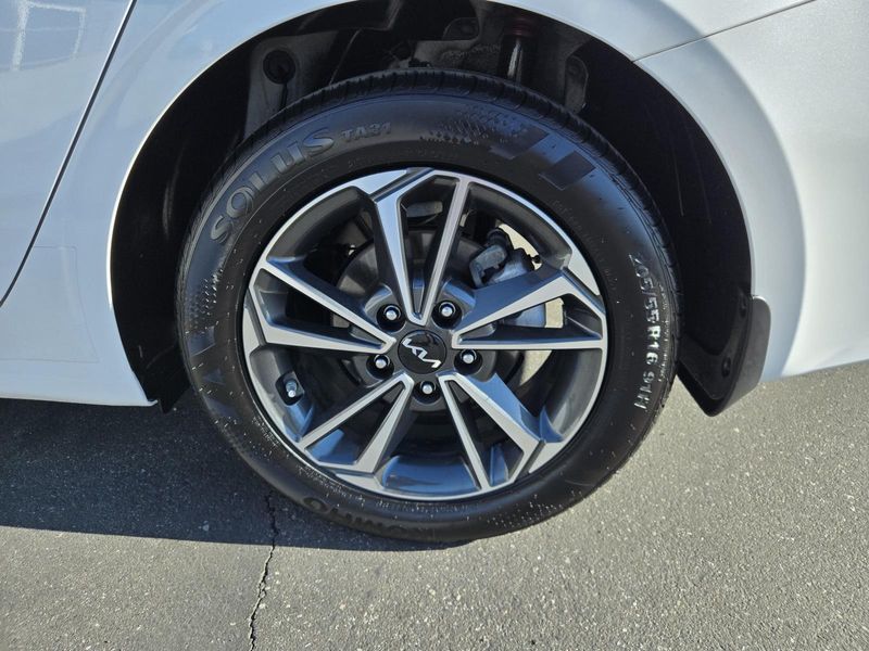 Used 2024 Kia Forte LXS IVT