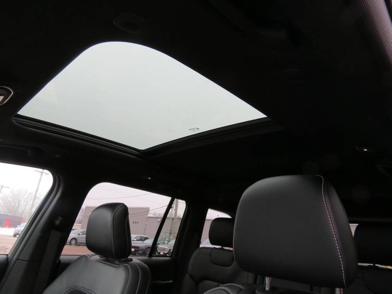 New 2025 Jeep Grand Cherokee Limited 4x4Image 16