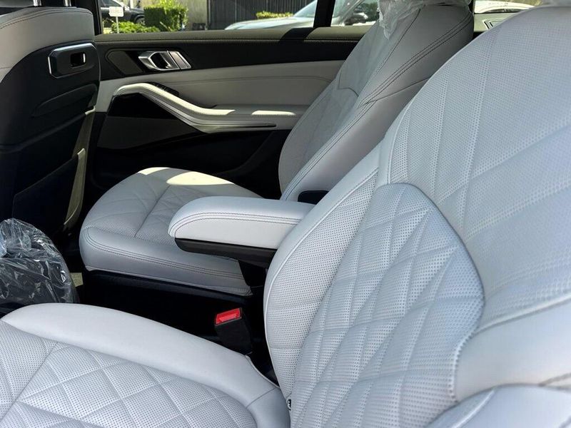 New 2027 BMW X7 xDrive40iImage 27