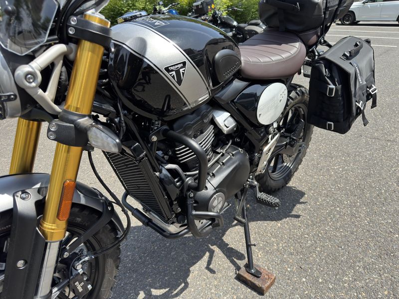2025 Triumph SCRAMBLER 400 X - PHANTOM BLACK - SILVER ICE 