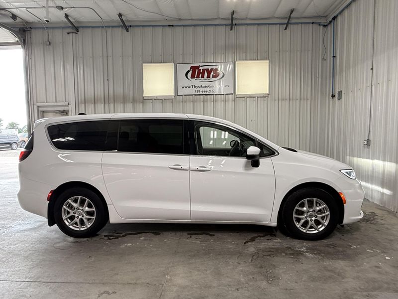 Used 2023 Chrysler Pacifica Touring LImage 2