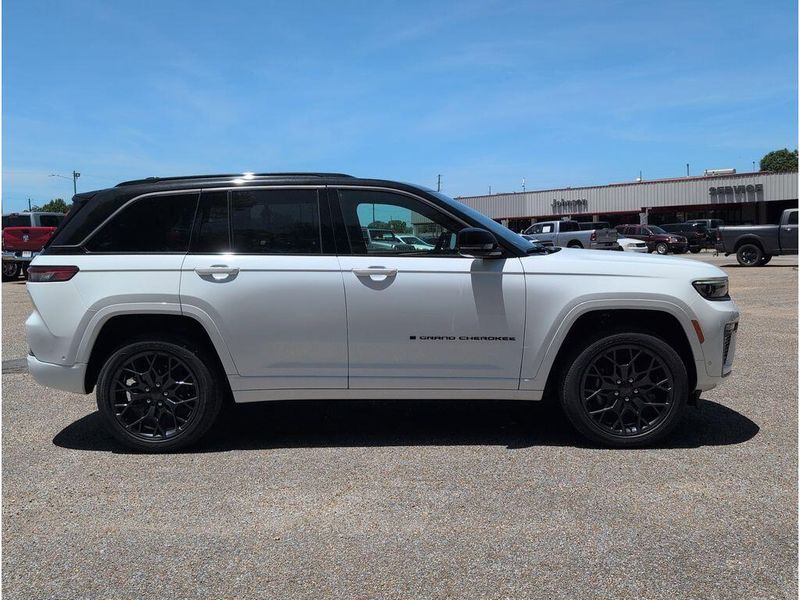 New 2026 Jeep Grand Cherokee Summit 4x4Image 6